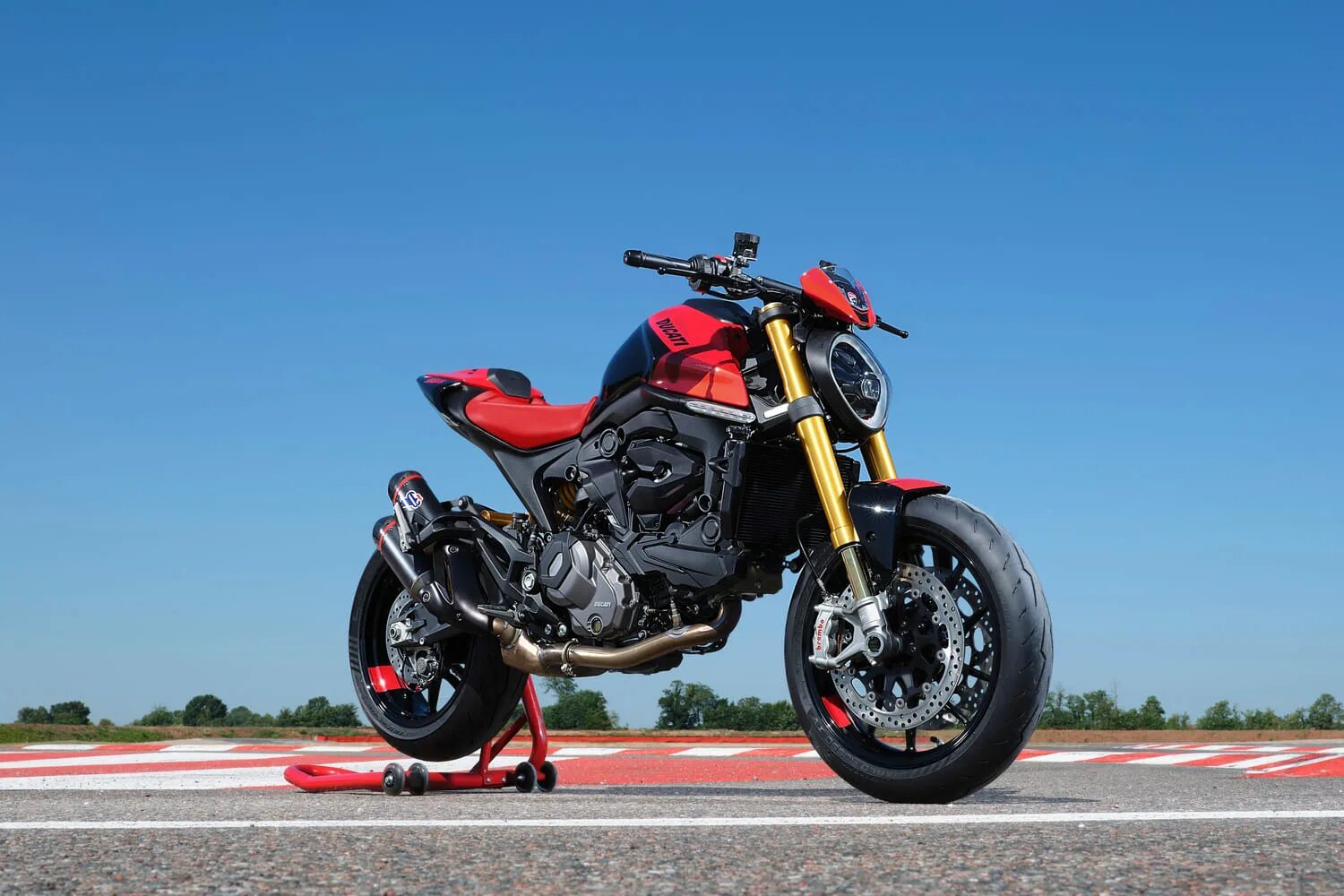 Сп 2025. Ducati monster sp 2025. мотоциклист. новый дукати 2025г. ducati monster карбюратор.