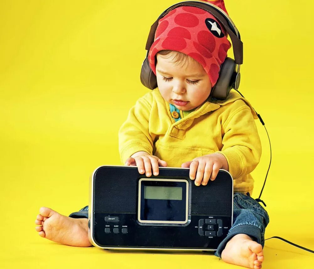 влияние наушников на слух человека. ребенок в наушниках. наушники для детей. музыкотерапия для детей. останови музыку в детской.