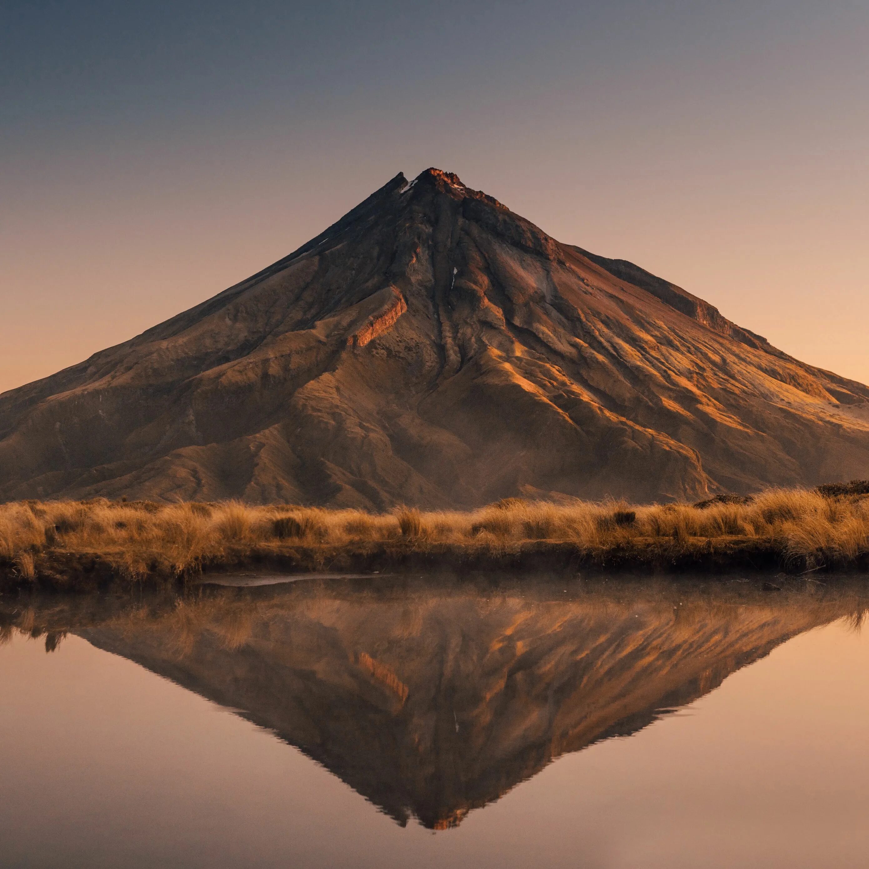 Извержение вулкана. Вулкан кракатау извержение 2020. Вулкан рабочее. Горы камчатки. Вулкан рабочее.