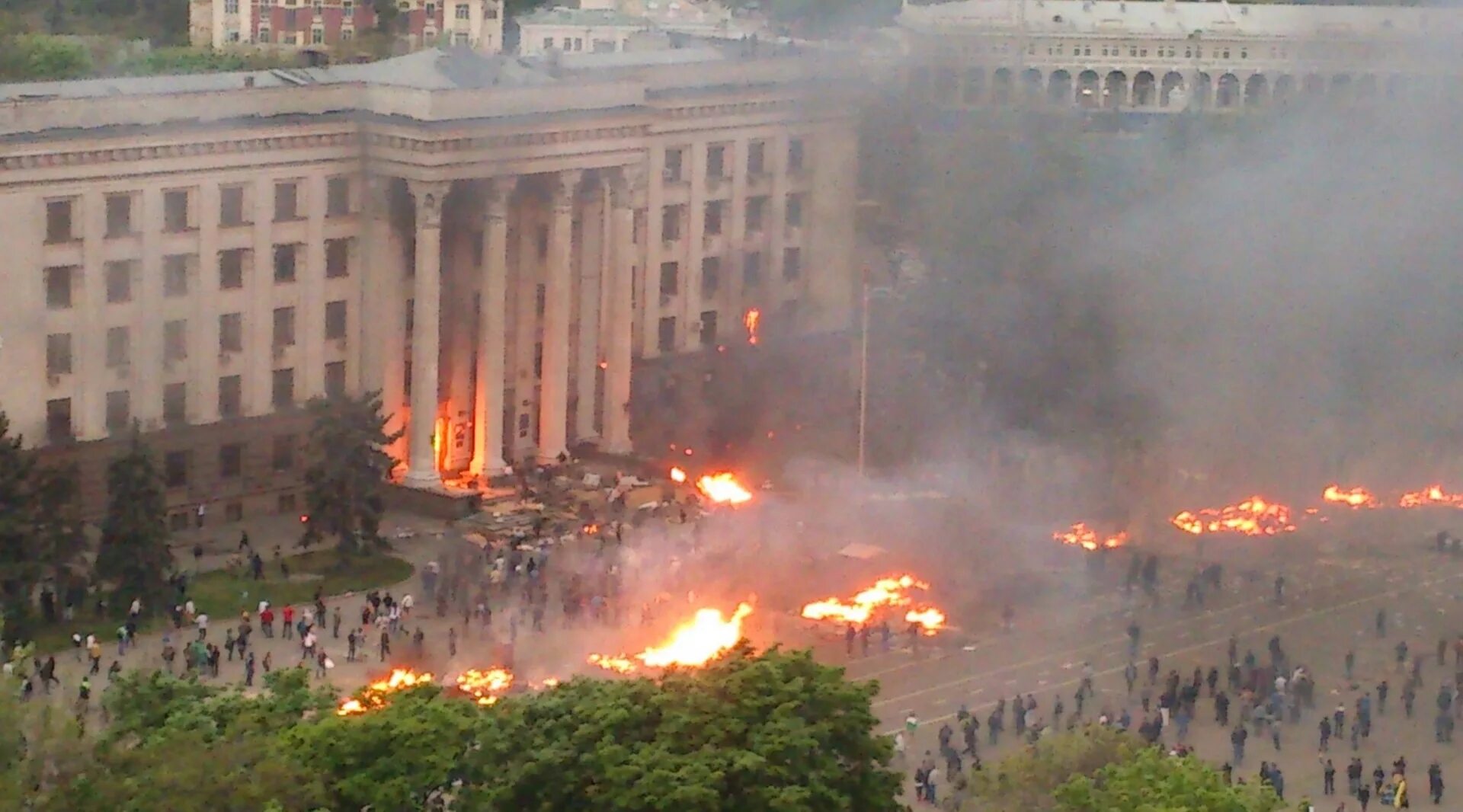 Одесский профсоюз. Дом профсоюзов в Одессе 2 мая 2014. Одесса 2014 дом профсоюзов. Одесса 2 мая дом профсоюзов. Одесский дом профсоюзов 02.05.2014 год.