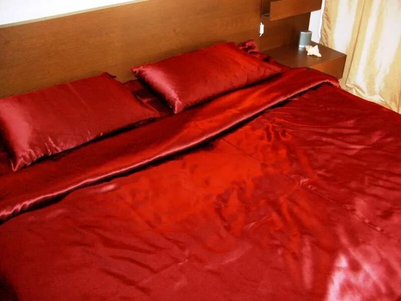 Almaty на мятых простынях цвета мак. Красное шелковое постельное белье. Шелковая простынь. Красная шелковая постель. Красное шелковое белье.