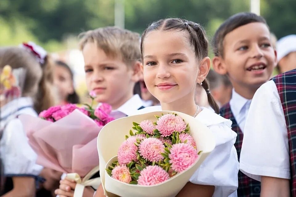 В первый класс через год. День знаний. Школа на красной Поляне в Сочи. Фото 1 учебный день в 1 классе. Дети с 1 по 12 класс.