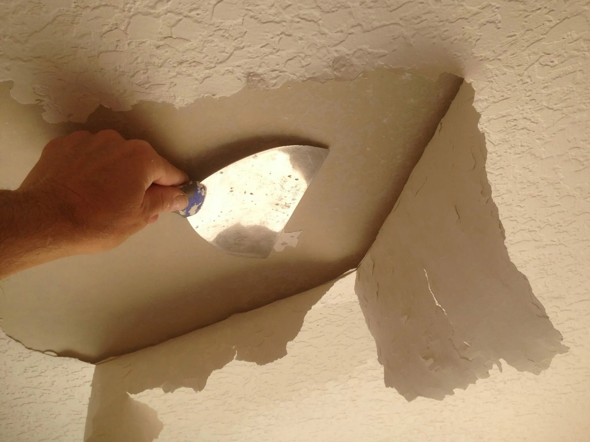 Как отмыть штукатурку. Очистка поверхности потолка. Зачистка потолка от побелки. Старая побелка на стенах. Смывка для побелки со стен.