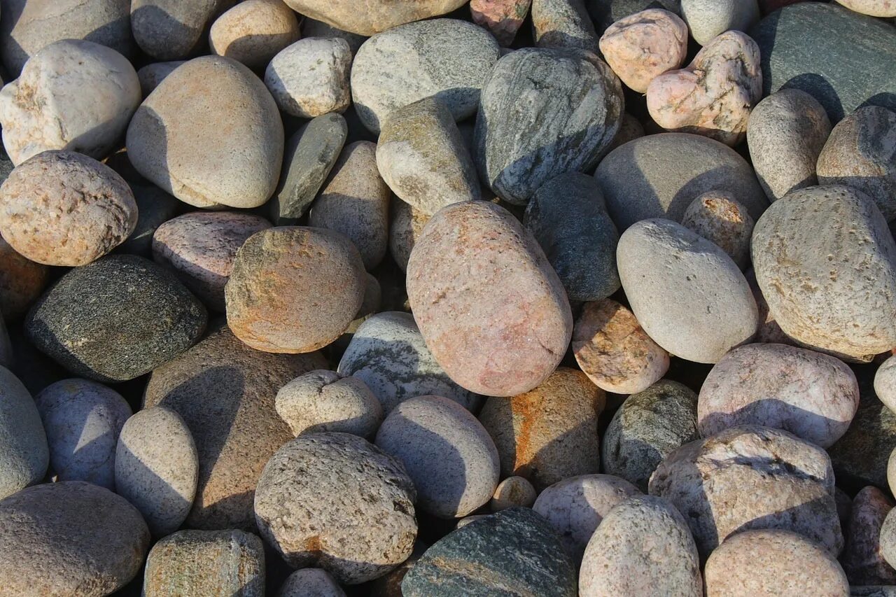 Круглый камень. Круглые речные камни. Галька на дне. Круглый морской камень.