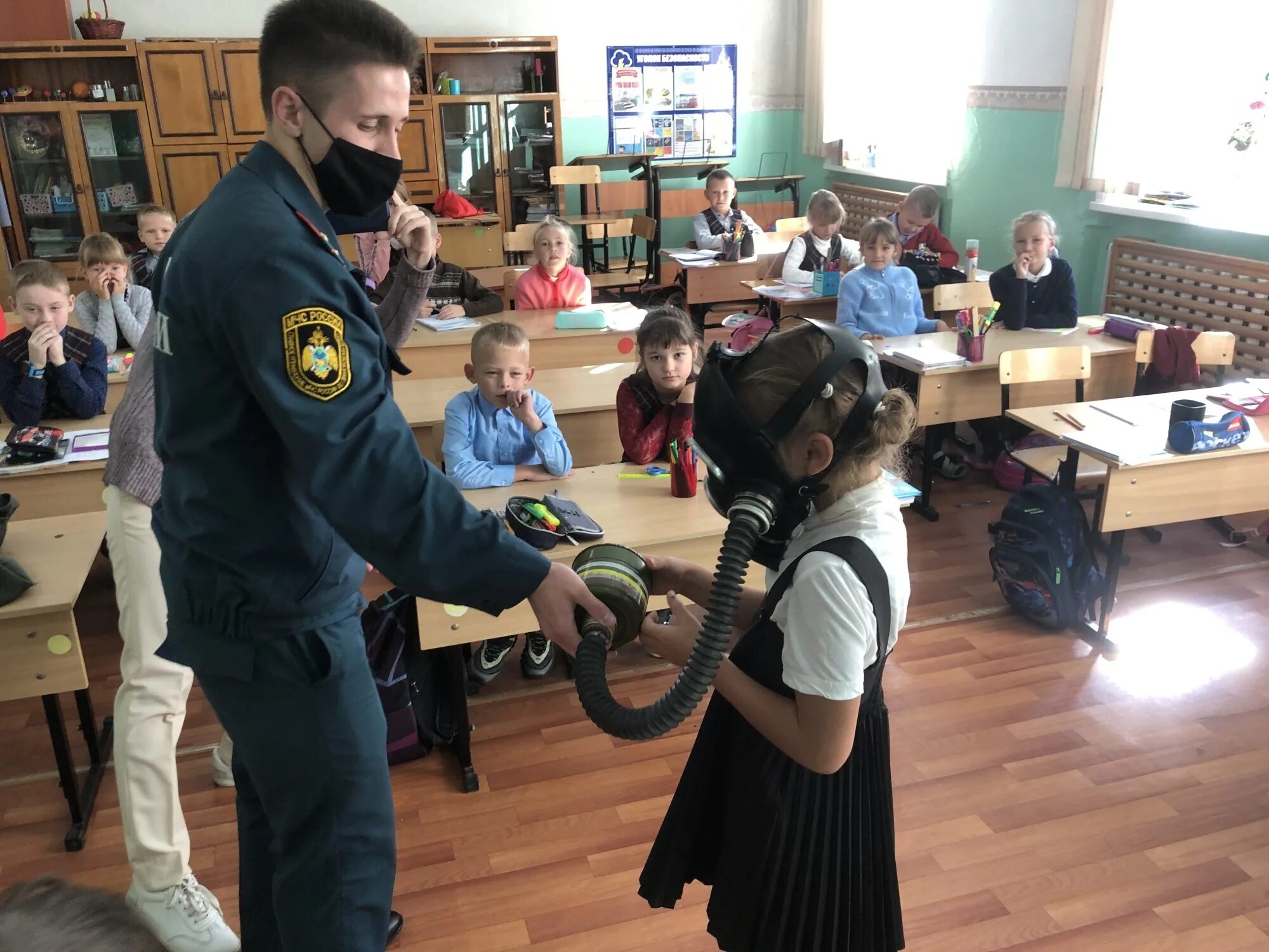 Гражданская оборона в школе. ЧС В школе. День го в школе. Занятия в школе сотрудниками МЧС. День гражданской обороны урок в школе