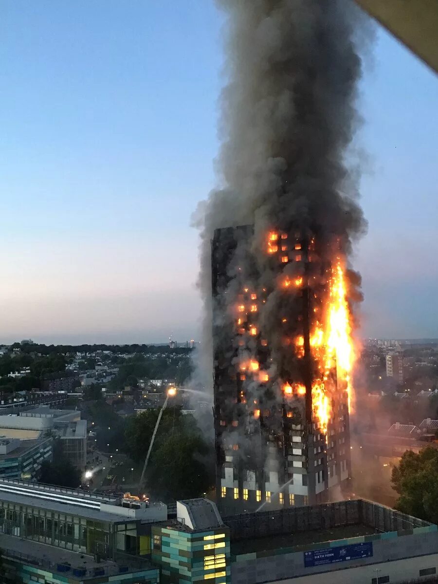 Горит небоскреб. Пожар в здании Grenfell Tower в Лондоне. Гринфилд Тауэр пожар в Лондоне. Пожар в Кинг дом Тауэр. Многоэтажка горит.