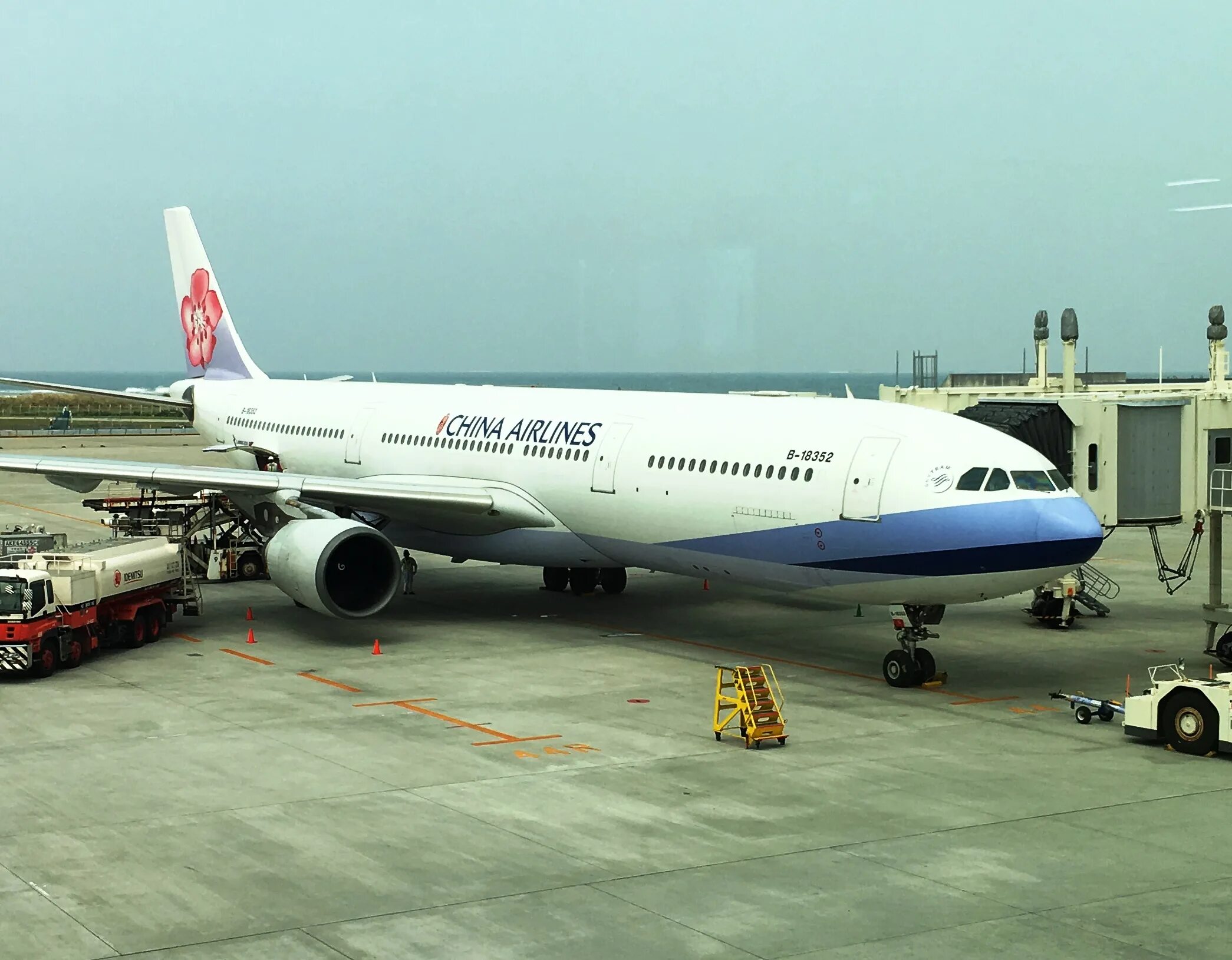 Austrian b787. Boeing 777-300er china southern airlines. Китайская авиакомпания china southern airlines. China southern airlines самолеты. Чайна эйрлайнс самолеты.