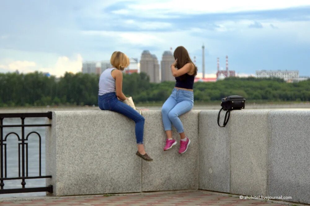 На русский через фото. Девушки на набережной в бла. Фото 2 девушки на набережной. Набережная Благовещенска фотосессия девушки. Красивое фото девушки на набережной Благовещенск.