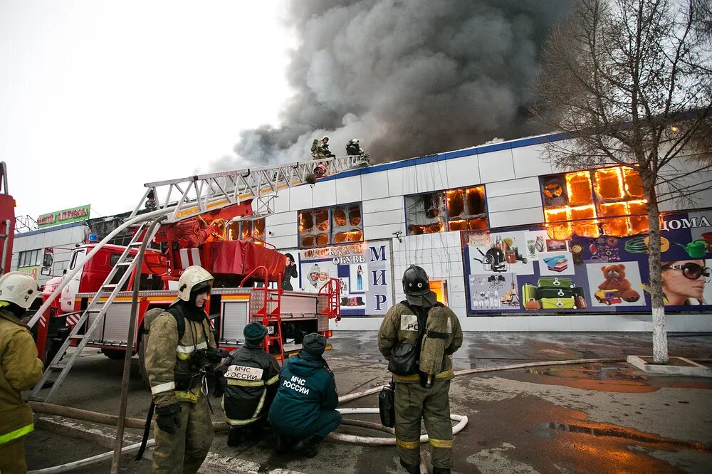 Чрезвычайная ситуация. Чрезвычайные ситуации коллаж. Пожарная обстановка. Эвакуироваться из здания. Чрезвычайная ситуация в помещении.