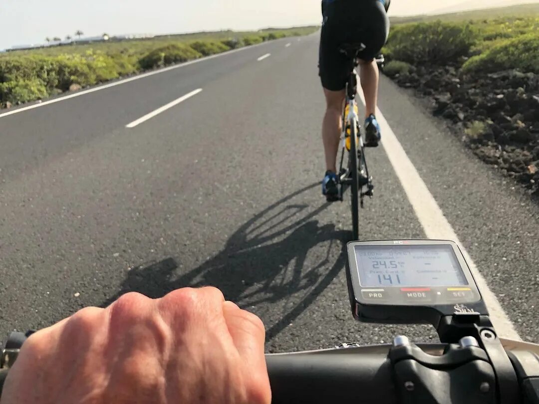 Se puede adelantar a un ciclista en línea continua