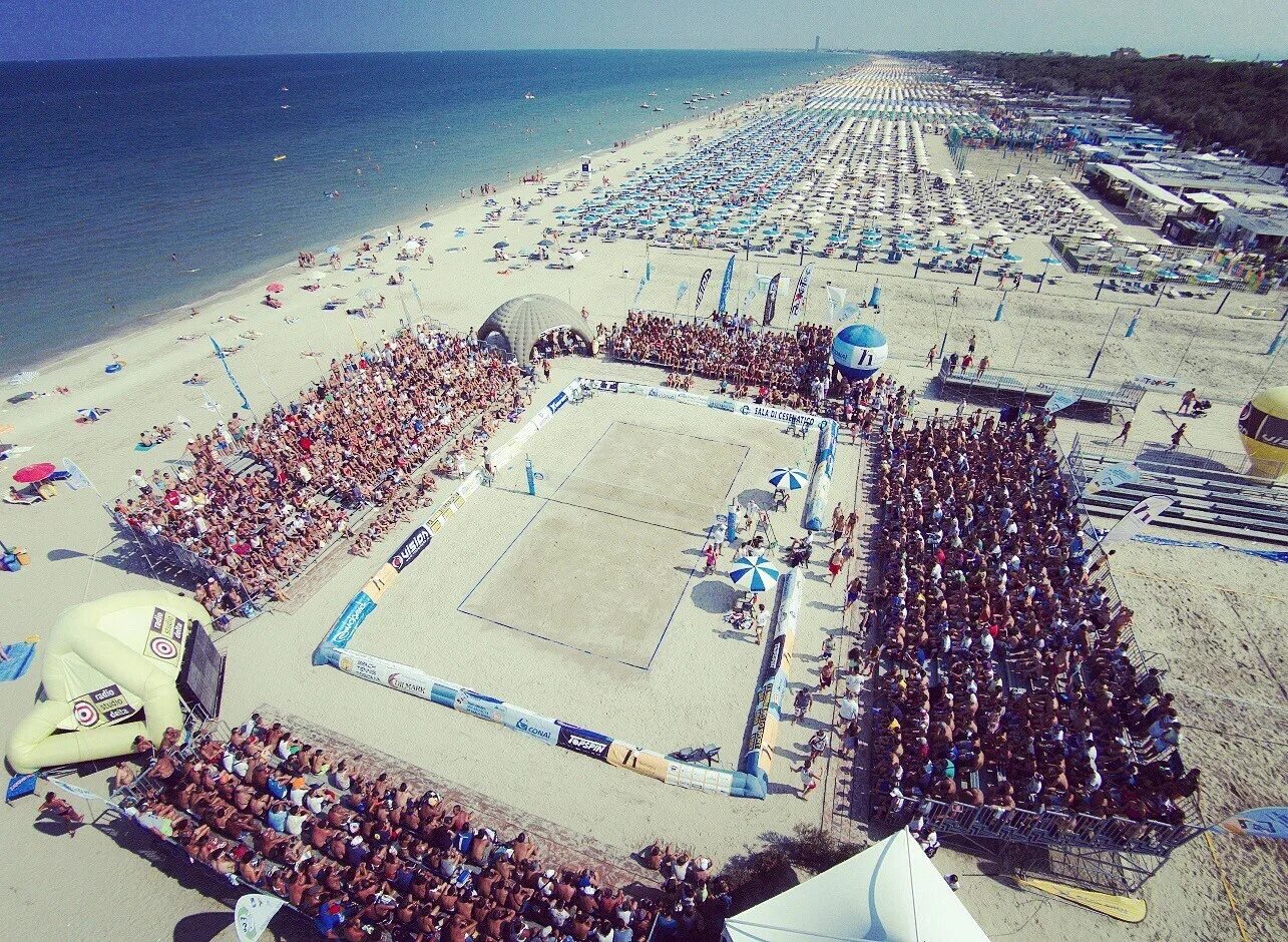 Как называется пляж. Равенна пляжи. зрители на пляже спорт. bagno adele beach italy.