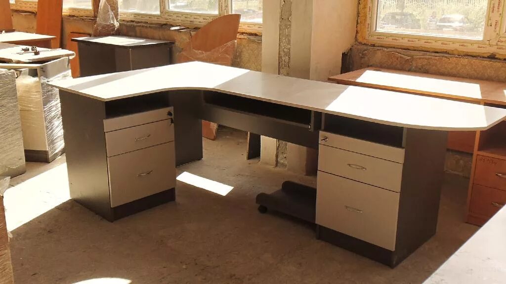 Офисный стол угловой с большой рабочей поверхностью. Стол 2500*60 офисный. Столы в Донецке компьютерные. Стол офисный 2000 год. Офисная мебель б у куплю