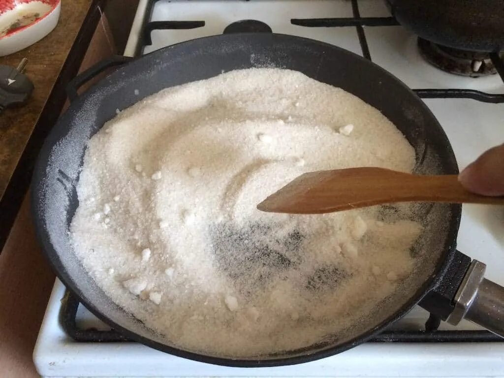 Обжарить сковороду с солью