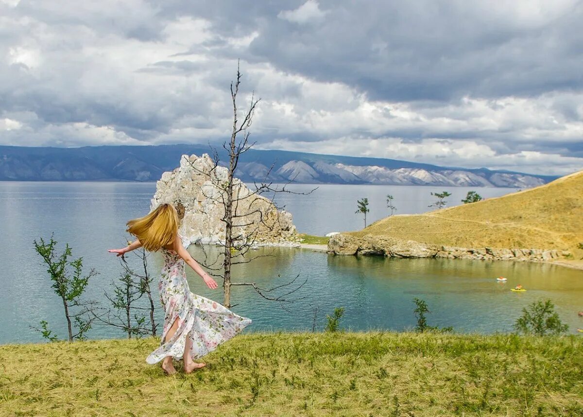 Сколько лет бабе любе с байкала. Девушка на Байкале. Девушка на Байкале летом. Фотосессия на Байкале летом. Фотосессия на Байкале в платье.