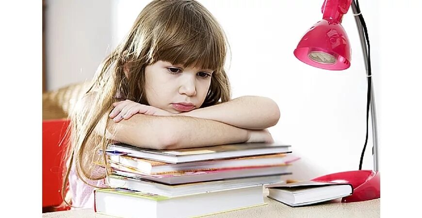 Девочка учит уроки. Дети не читают. Родители заставляют ребенка. Девушка учит уроки.