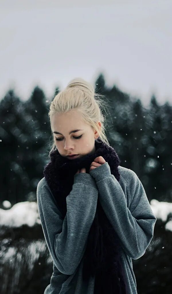 Полюбил бы я зиму да обуза. Блондинка зима. Блондинка зимой. Блондинка в снегу. Блондинка зима снег.