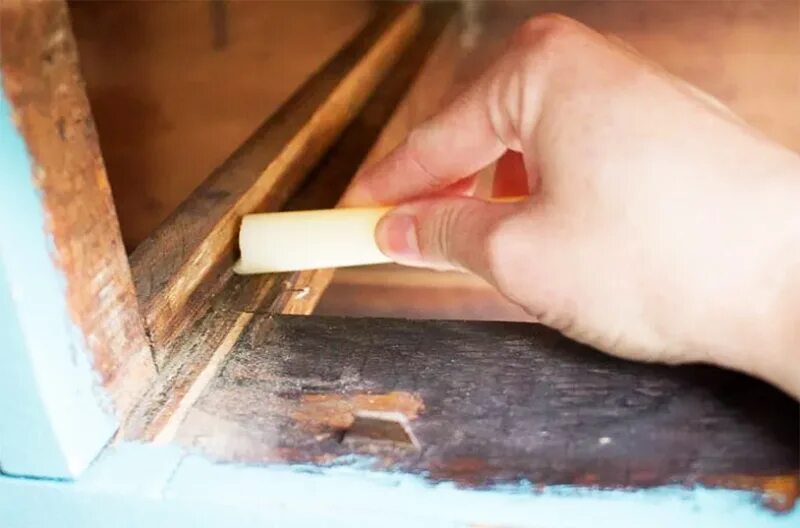 Скрипишь что можно сделать. Смазка деревянных направляющих. Смазка от скрипа деревянной кровати. Мебельный воск для смазывания деревянных механизмов. Смазка для ящиков мебели деревянной.