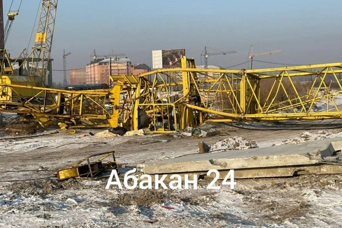 Упавший кран. Упавший кран
