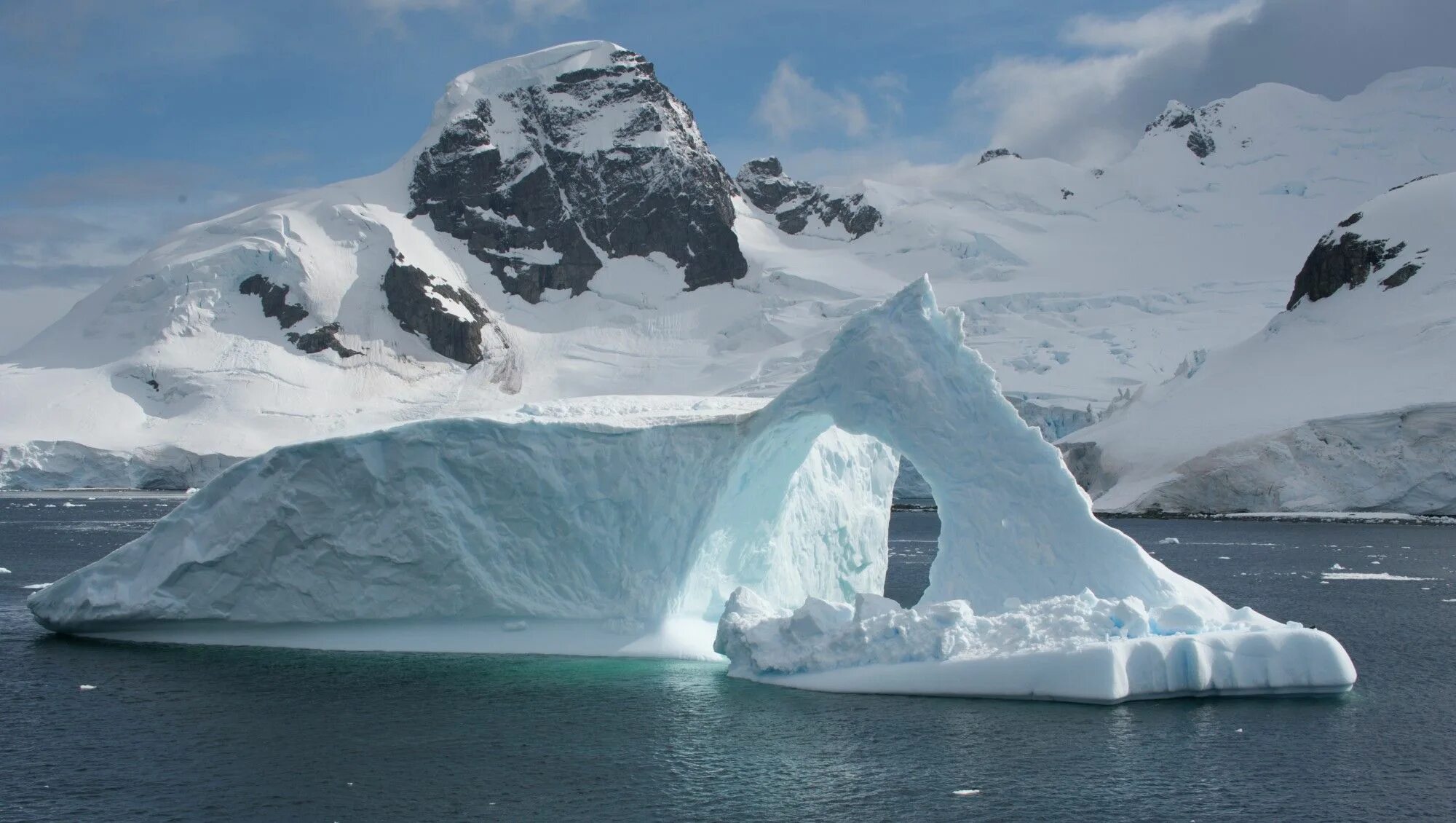 Большой остров покрытый льдами. Ледники Антарктиды. Антарктида фото. Антарктический полуостров. Тающий Айсберг.