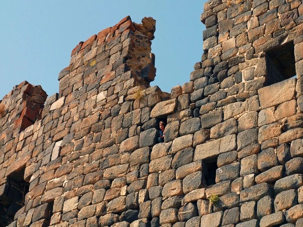 S armenia. Amberd Армения. Джрапи Армения. Крепость Амберд. Крепость Амберд реконструкция.