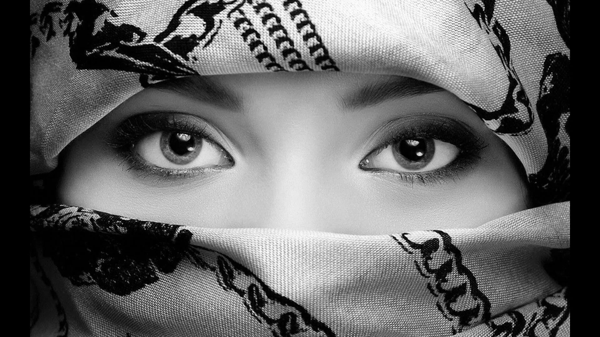 Взгляд в парандже. Чадра у мусульманок. Arabic beat. Арабские популярные песни. Арабы дрилл.