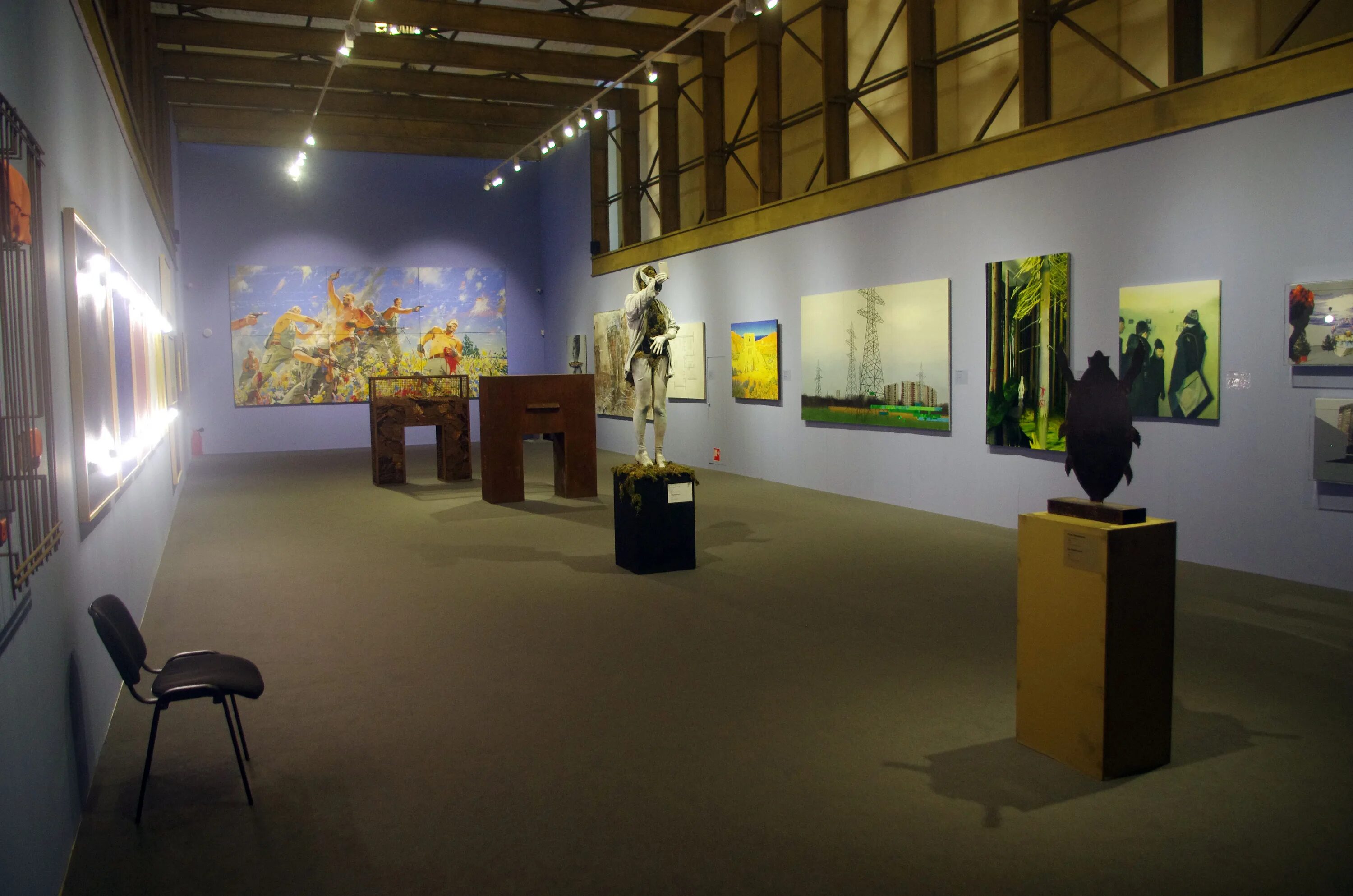 Домик чехова в москве малая дмитровка. Галерея арт стори москва выставка. Выставочного зала. Интерьер выставочного зала. Зал экспозиции.