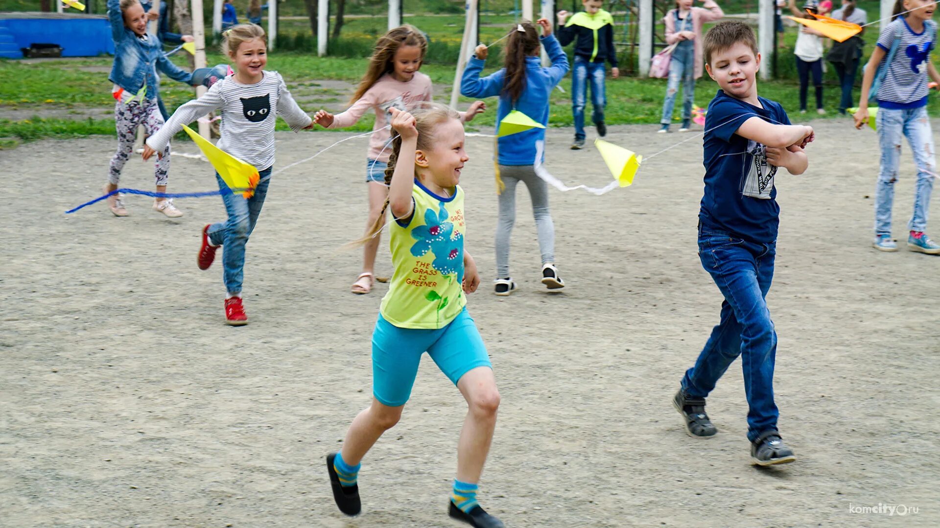 1 июня спорт. 1 Июня день защиты детей. Пастораль Комсомольск-на-Амуре для детей летний лагерь. Летний лагерь для детей в г. Комсомольск-на-Амуре Дельфин. Юность ру летний лагерь Комсомольск на Амуре.