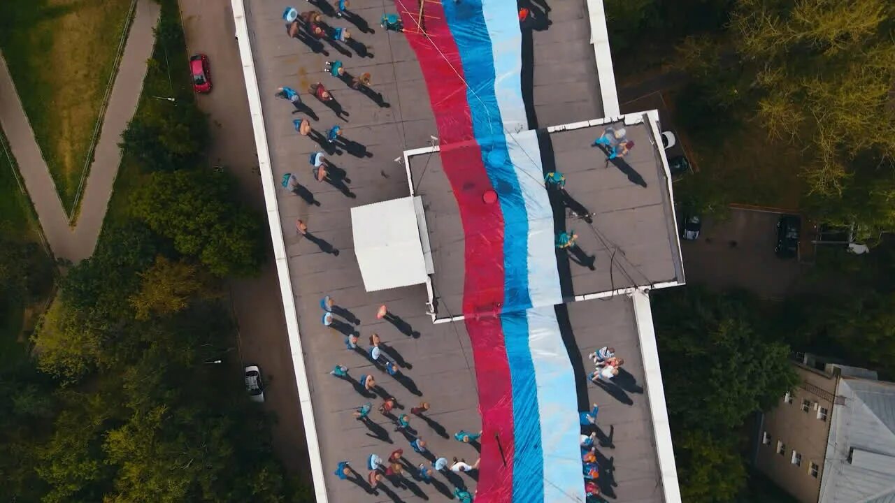 Подмосковье появились. Большой флаг. Флаг на крыше. Флаг России на крыше. Флагшток в Красногорске.
