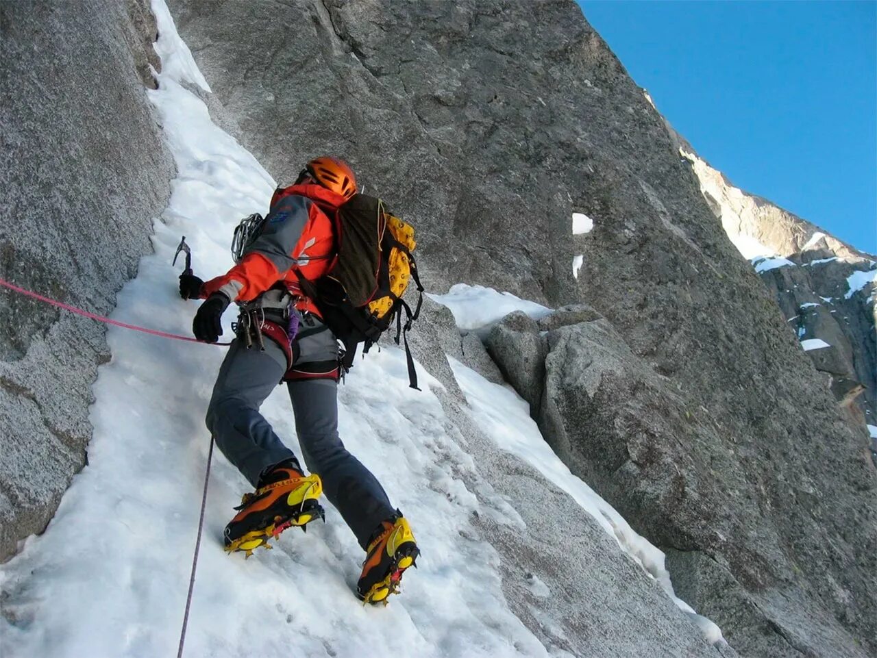 They climb like. Альпинист. Высокогорный альпинизм. Альпинисты в горах. Альпинизм туризм.