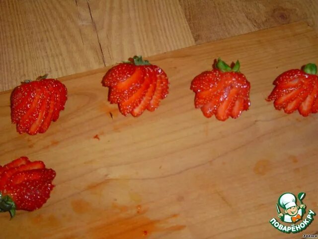 Как красиво нарезать клубнику. Красиво нарезать клубнику. как красиво порезать клубнику для украшения. красиво нарезать клубнику на торт. как красиво нарезать клубнику для украшения торта.