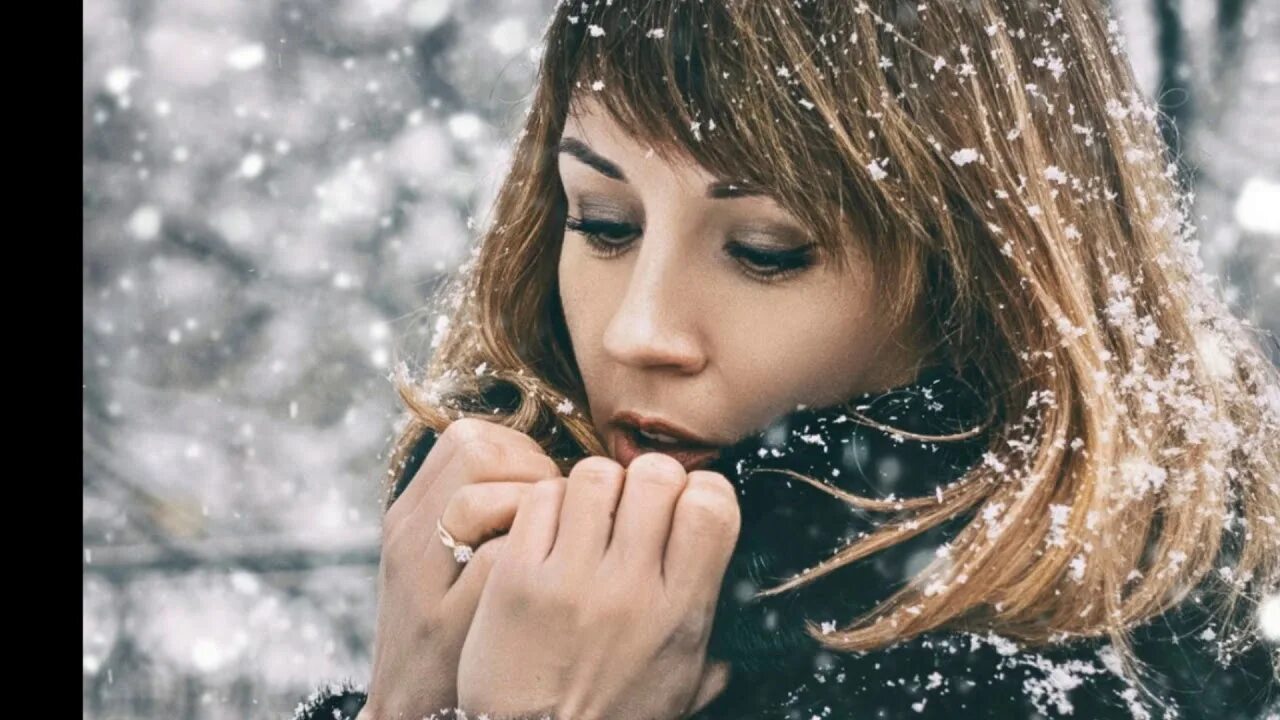 Знай милая знаю нежная. Снегопад портрет. Колючий снег. Девочка лицом в снегу.