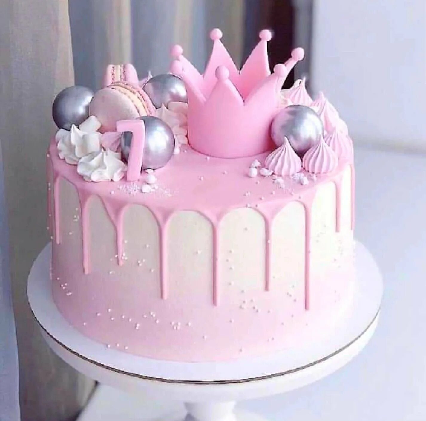 Красивый торт на рождения девочки. Торт девочка. Торт с короной для девочки. Розовый торт для девочки. Декор торта для девочки 7 лет.