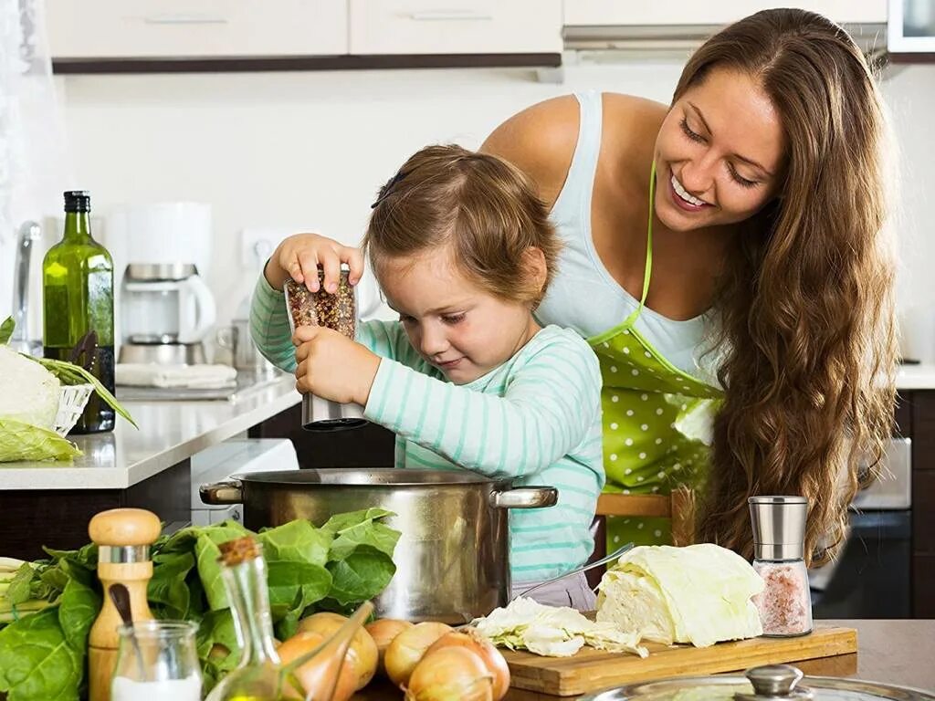 Кухня для детей. Мама с ребенком на кухне. Семья на кухне. Готовка с детьми.