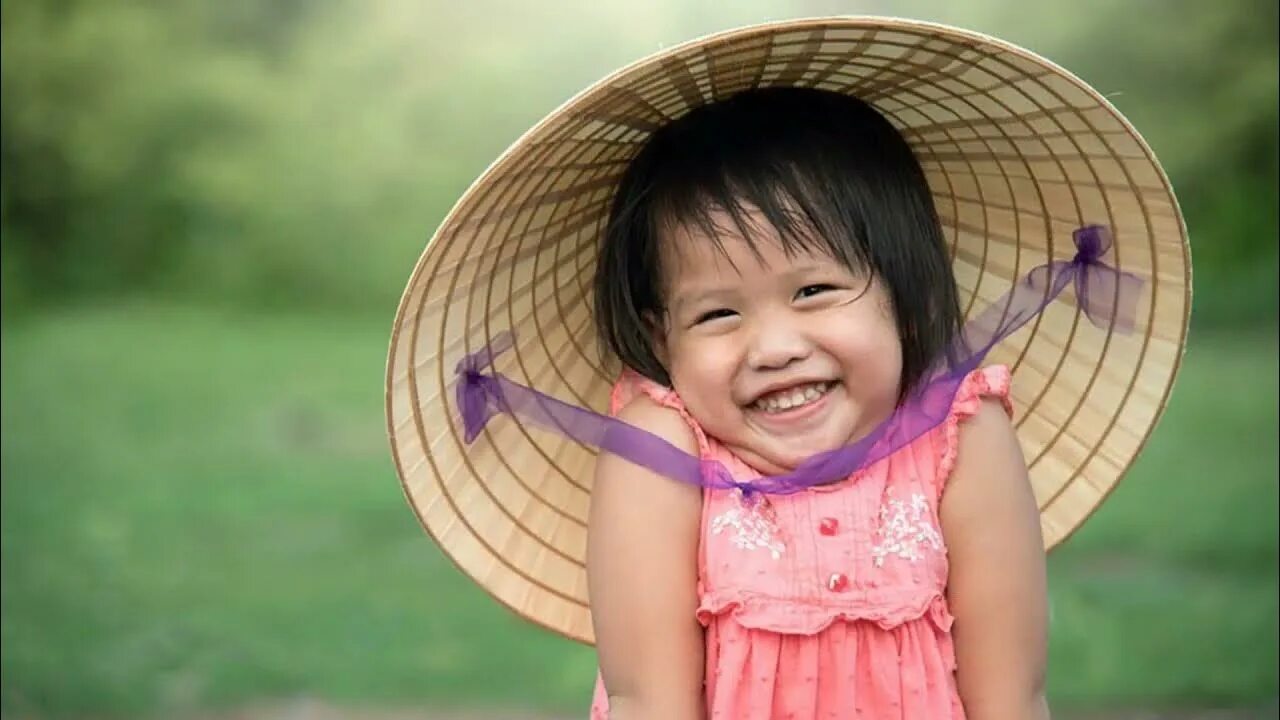 Узкоглазая девочка. Маленький вьетнамец. Китайские дети. Китайский ребенок улыбается. Японец улыбается.