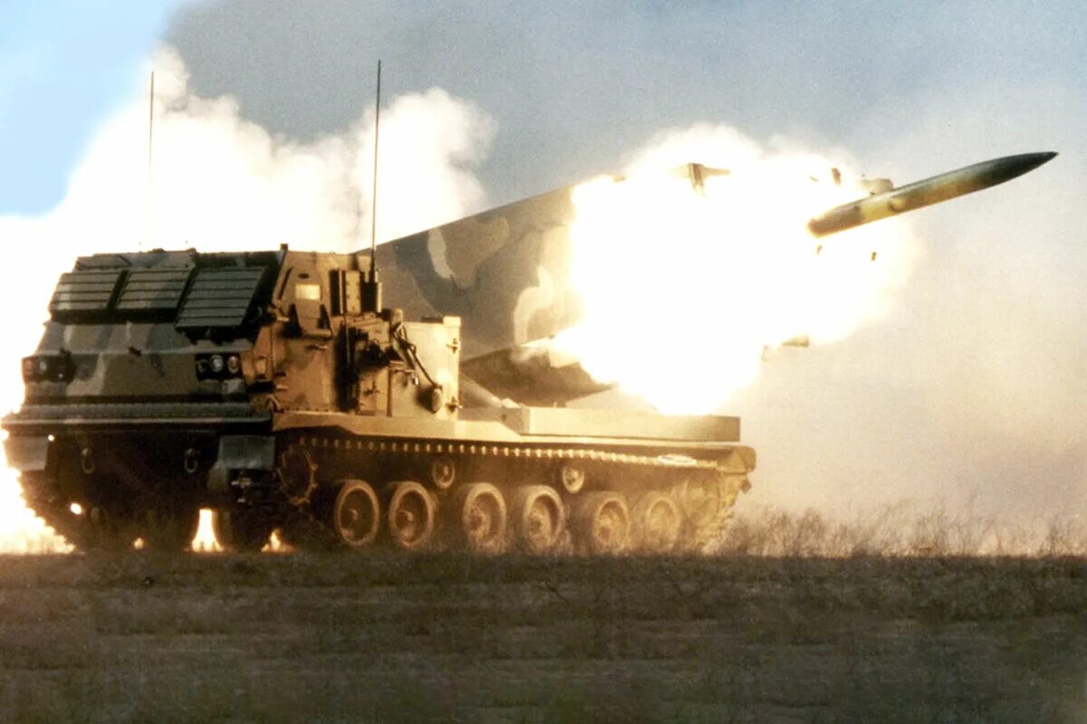 Система реактивного залпового огня дальность. M270 mlrs. рсзо m270 mlrs калибр. м 270 mlrs на украине. mlrs система залпового огня.