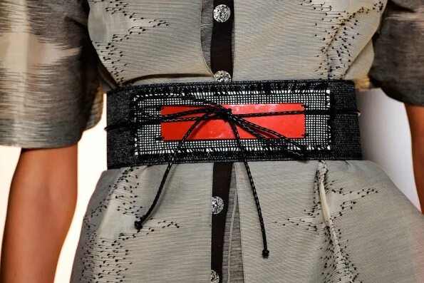 ремень на животе. затянутый ремень на талии. джинсы с ремнем мужские. затянутый ремень на талии. расстегнутый ремень.