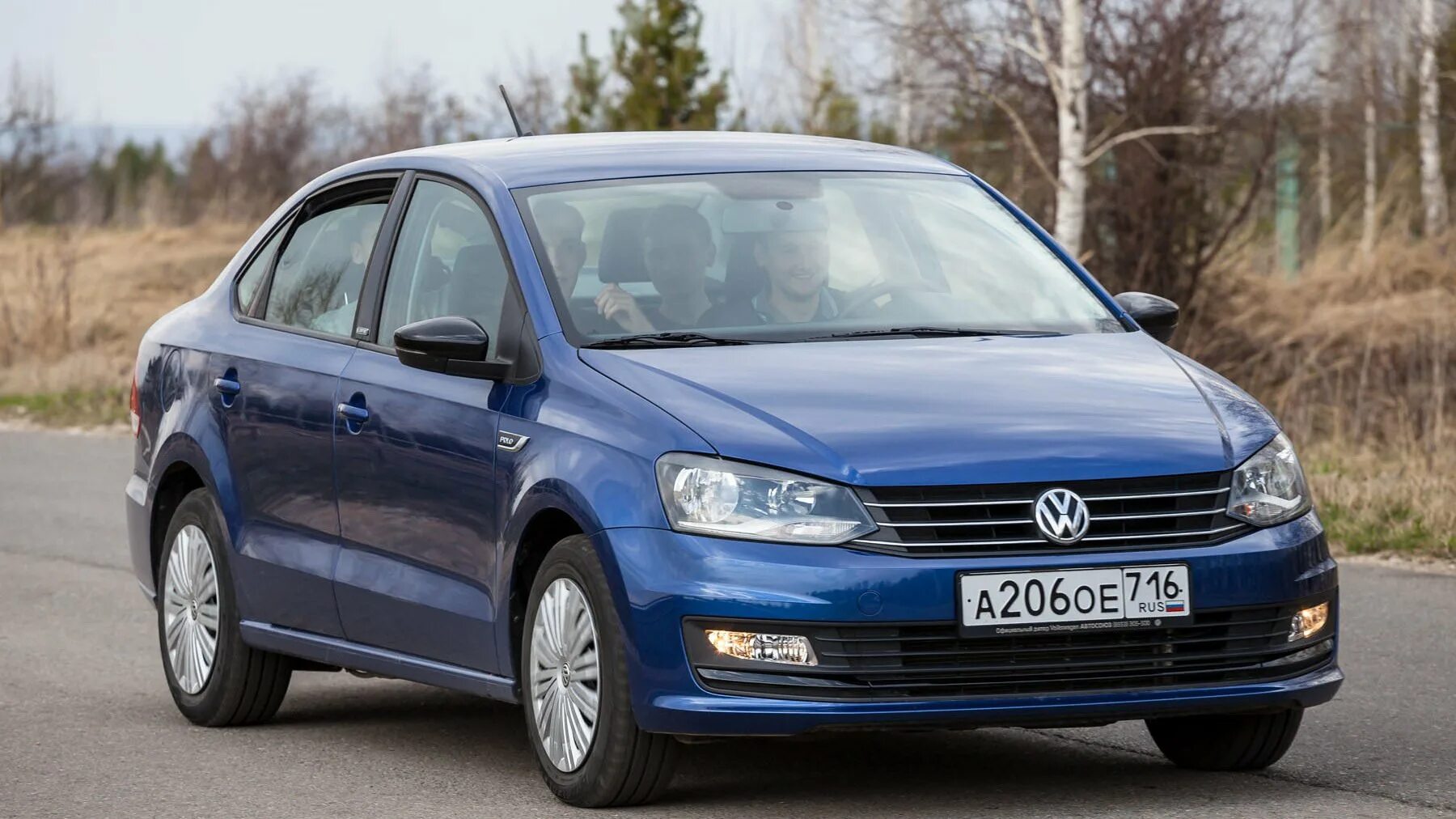 Volkswagen синий. Синий Volkswagen Polo sedan. Volkswagen Polo sedan 2018. Фольксваген поло 2015 синий. Синий VW Polo sedan.