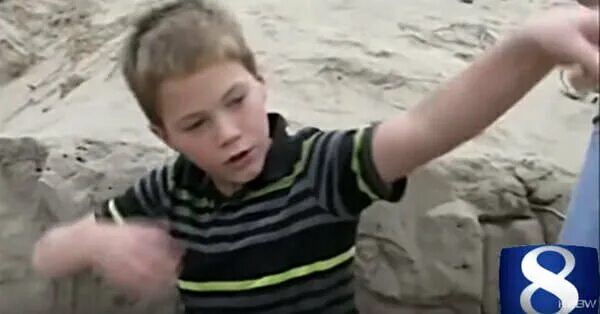 Как спасается мальчик. Мальчик в песке лет 12. Песка 11 летнего мальчика.