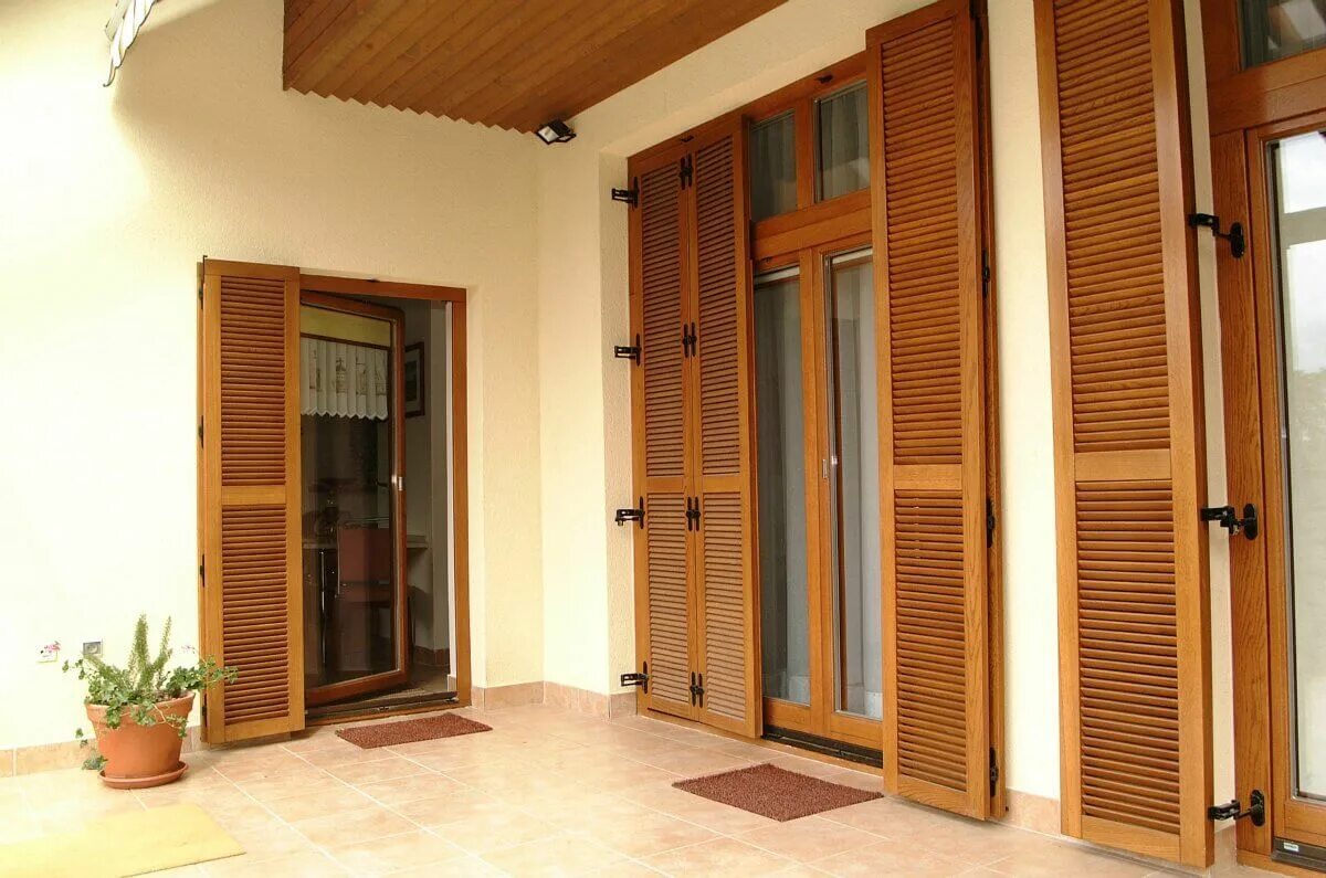 жалюзийные дверцы. жалюзийные ставни шаттерсы. дверь жалюзийная в проем. шаттерсы икеа. ставни на окна деревянные.