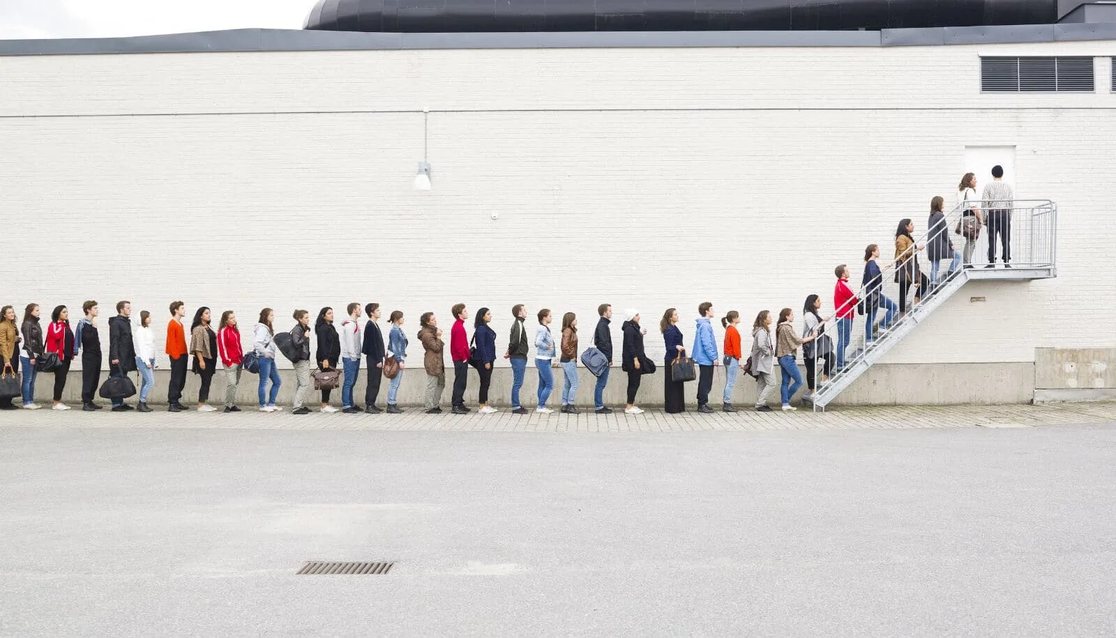 Очередь использование. Очередь на кассу в магазине. Человек толпы. Очередь из клиентов. Люди в очереди.