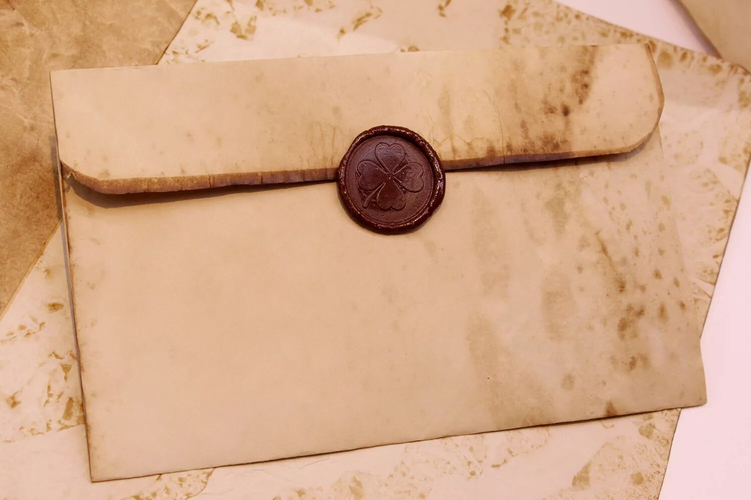 Внутри конверта. Старинный конверт. Старый конверт. Древние конверты. Старинный конверт с печатью.