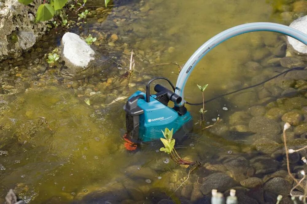 Забор воды видео. Насос для откачки канализации Gardena 20000 Dirt. Насос дренажный для грязной воды 20000 Aquasensor Gardena. Садовый насос Gardena 17000 Aquasensor, дренажный погружной. Насос для пруда Angara 3800.