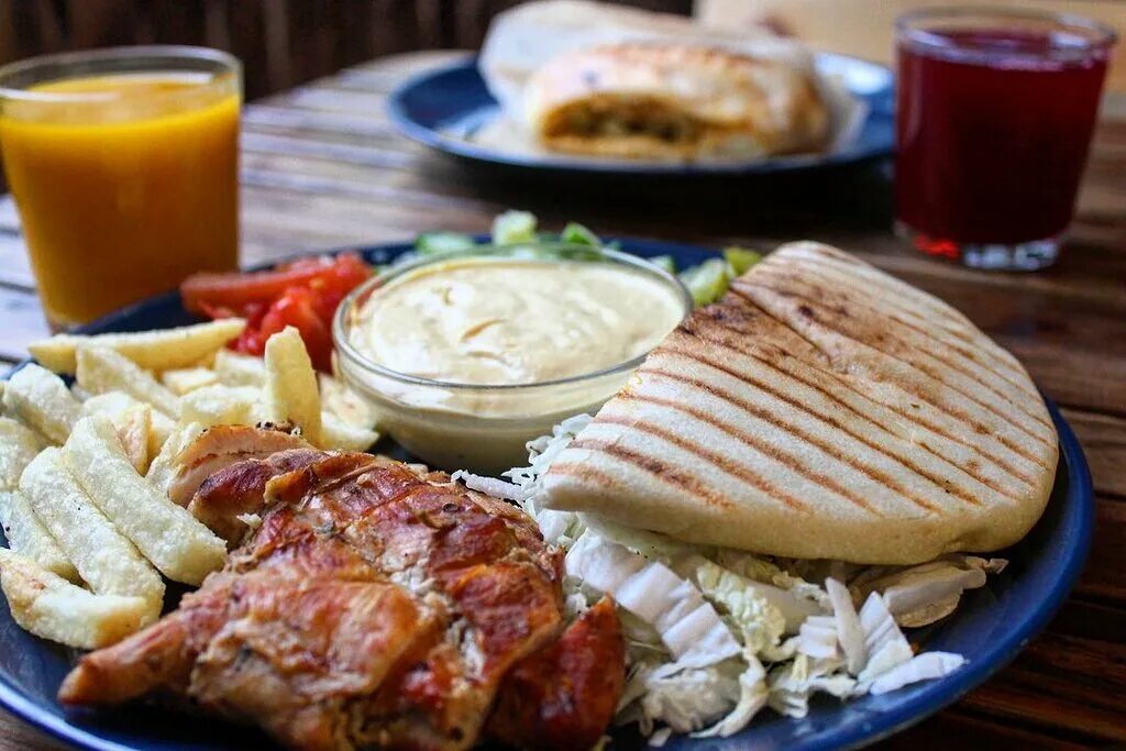 Еда рядом. Еда недалеко. Lunch top view human. Ресторан палермо курган. Еда недалеко.