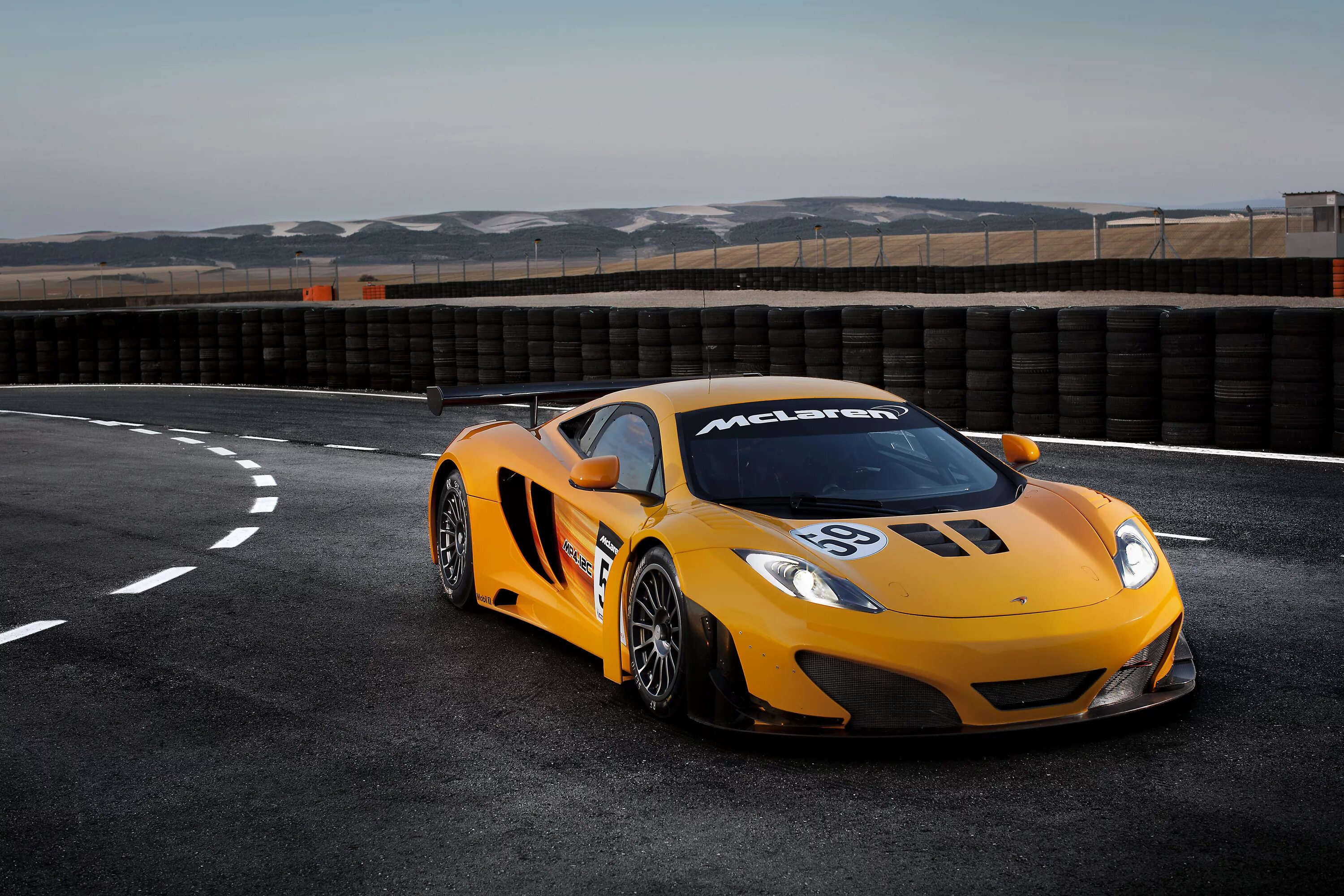 Машина mclaren. MCLAREN mp4-12c. MCLAREN mp4-12c Orange. Макларен 12с. MCLAREN 12c.