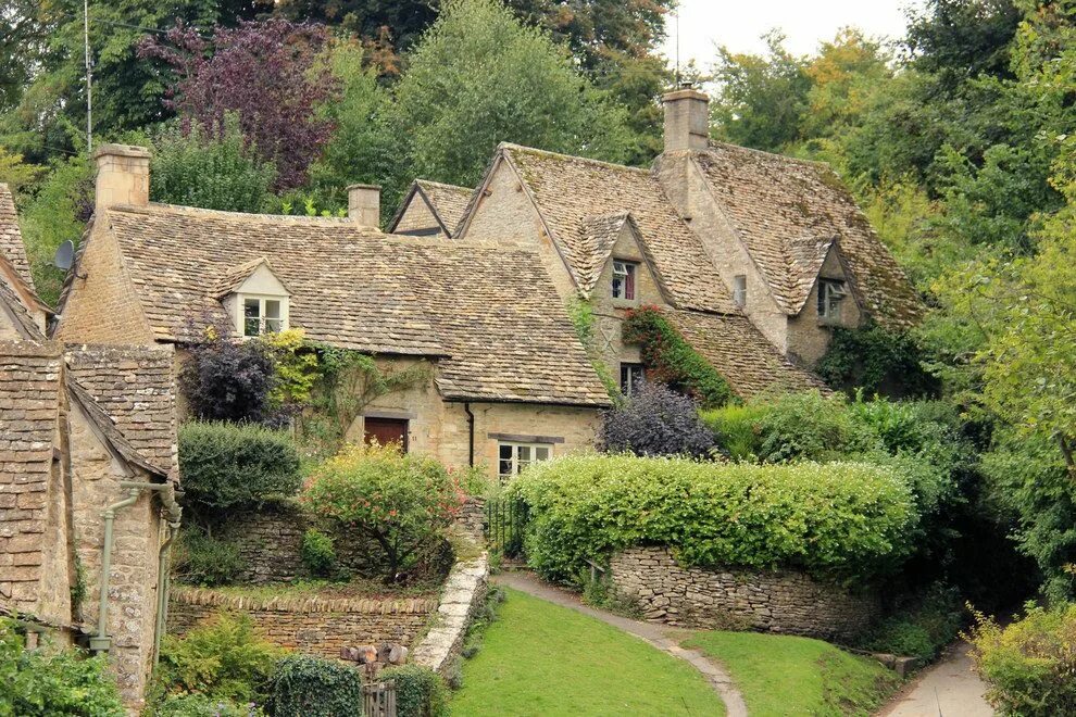 Villages england. Бибери деревня в Англии. Глостершир деревня Бибери. Деревня Байбери Глостершир Великобритания. Бибери (Bibury).