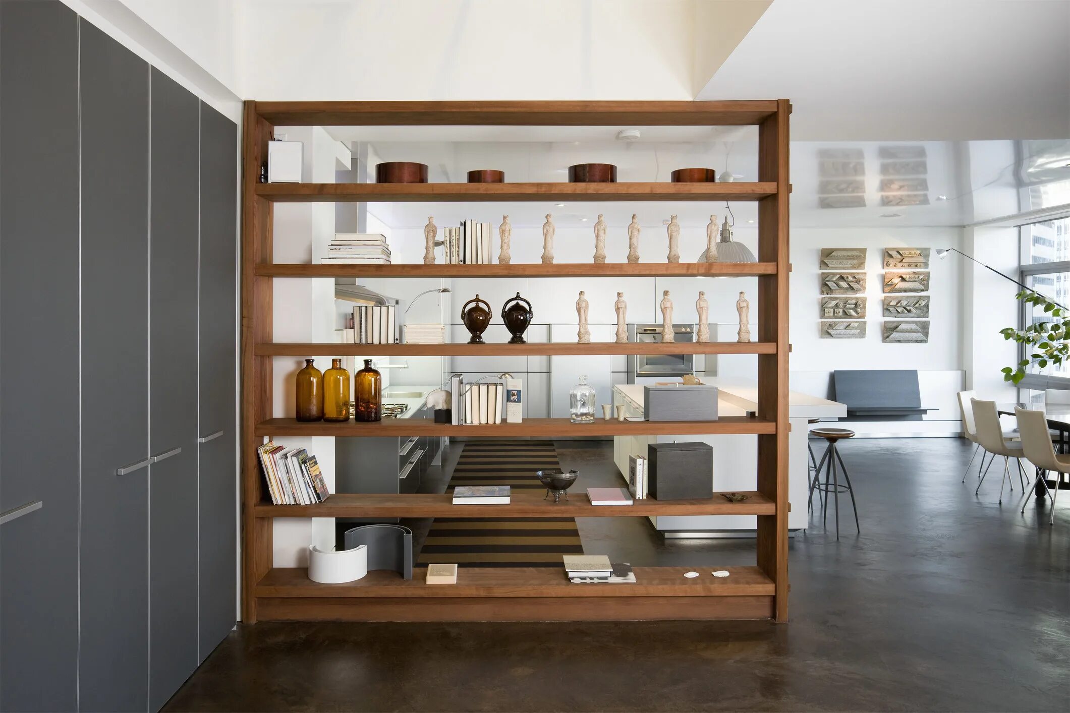 Полки в зале фото. Полки в зале фото