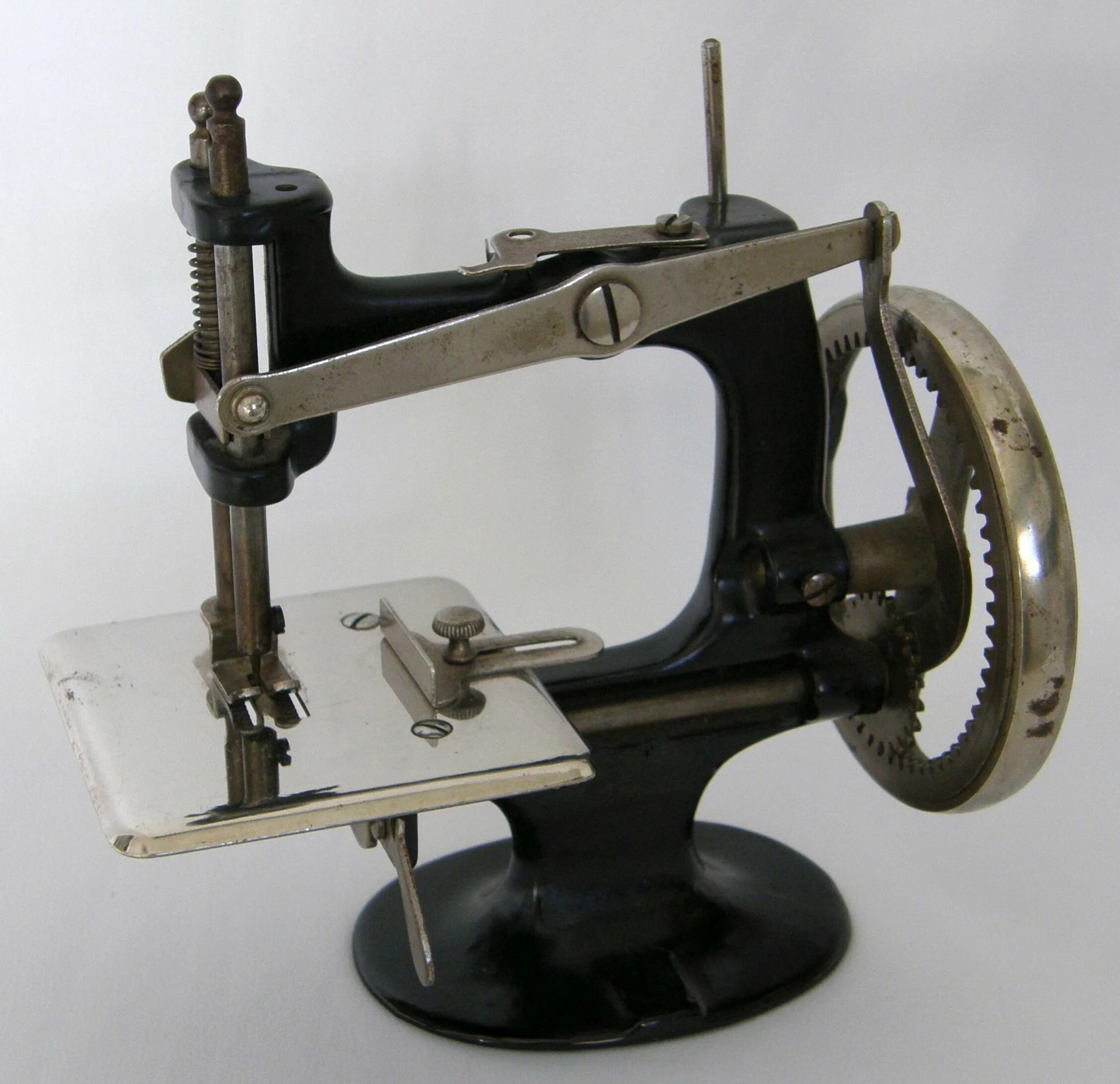 1 швейная машина. Швейная машинка зингер 1851. Зингер 18-2 швейная машинка. Швейная машинка зингер 18-19 века. Зингер 18-2 швейная машинка.