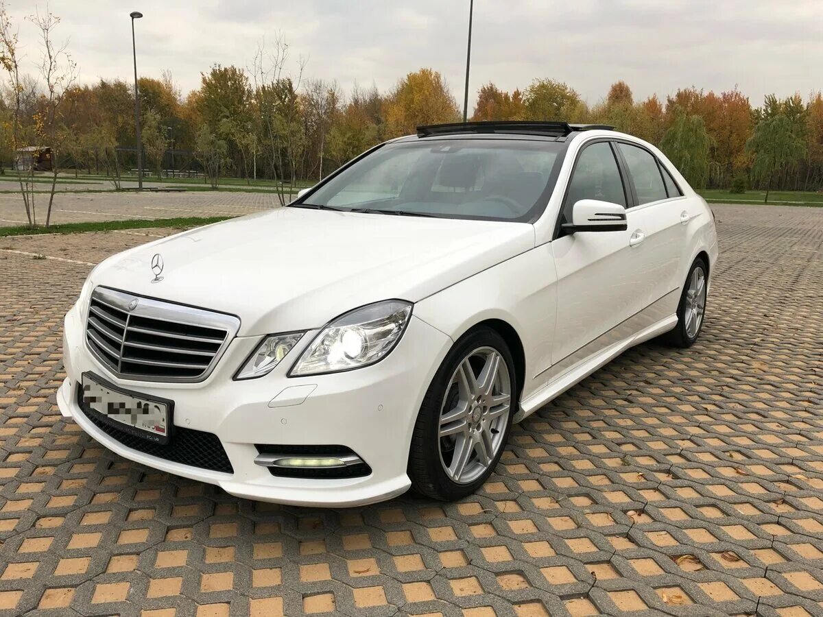 Сколько стоит мерседес е класса. Мерседес-Бенц e200 2012. Mercedes Benz e200 w212. Мерседес Бенц е200 в212. Mercedes Benz e200 2012.