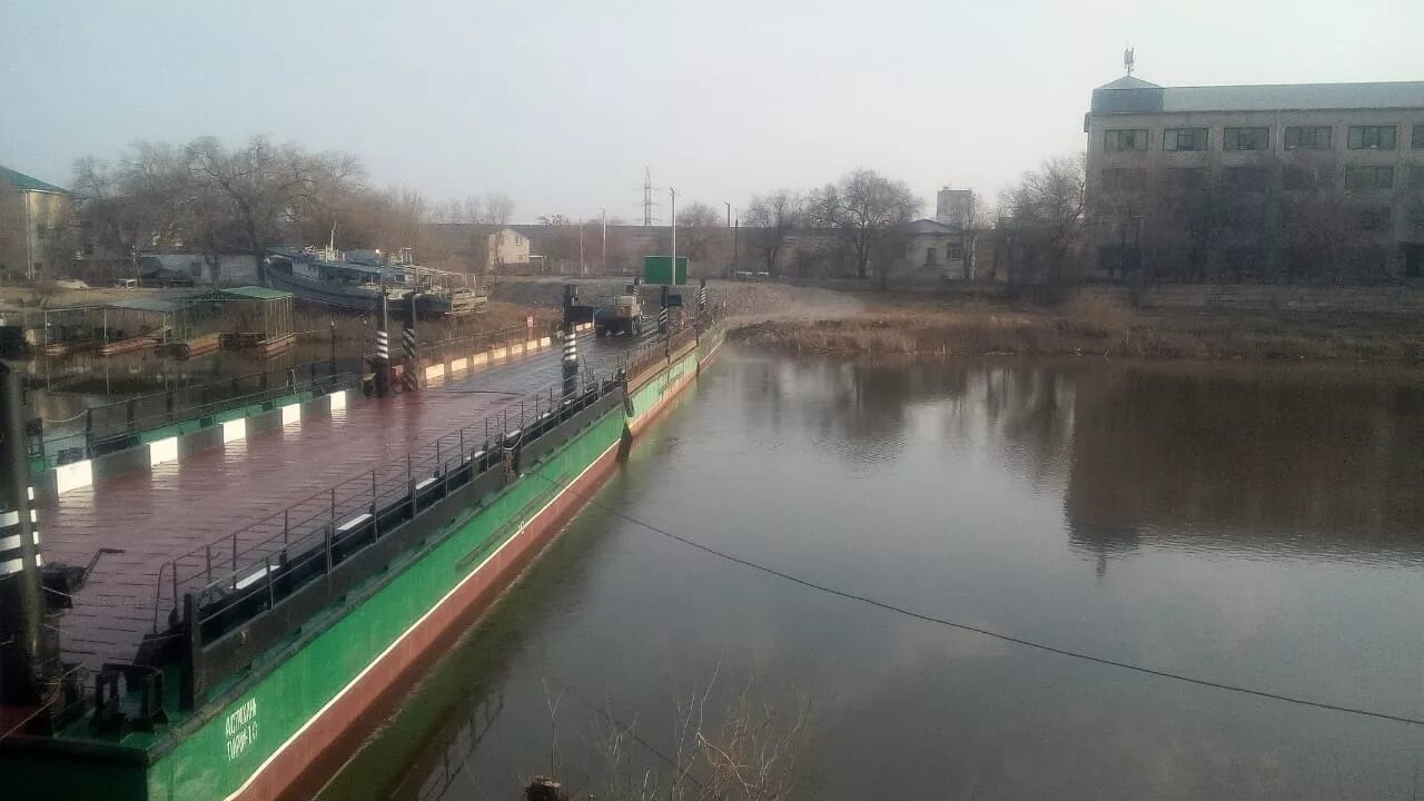 Вода в реке астрахань. Понтонный мост Астрахань. Переправа Понтонный мост Астрахань. Красный мост Астрахань. Река Царев Астрахань.