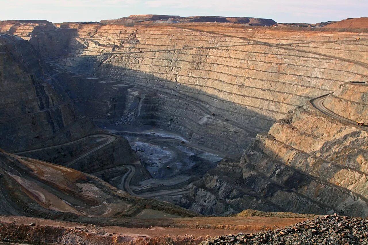 Добыча ископаемых больше. Золотой рудник супер пит. Рудник Тау тона. Супер пит карьер в Австралии. Калгурли Австралия рудник.